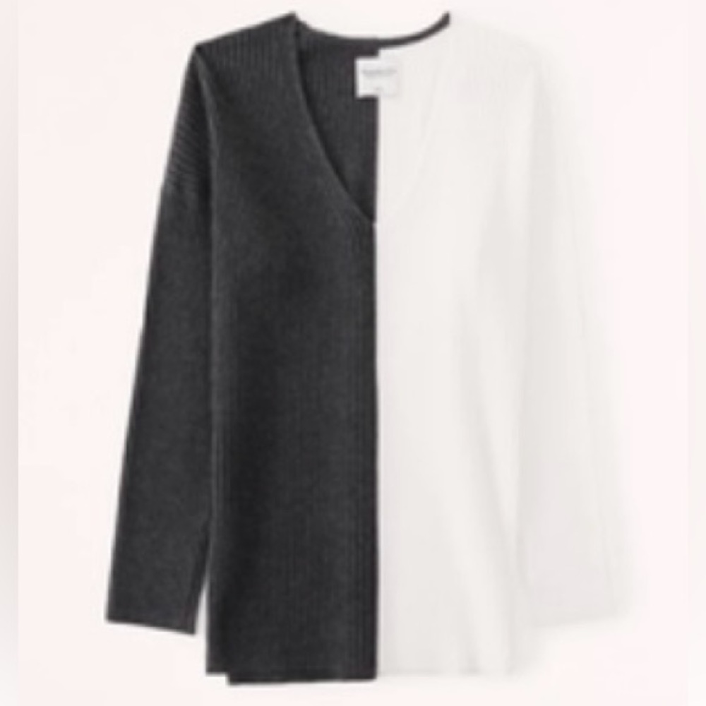 Women's Gray and White Sweater